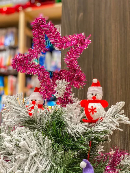 Függőleges fotó a baba hóember dekoráció a karácsonyfa — Stock Fotó