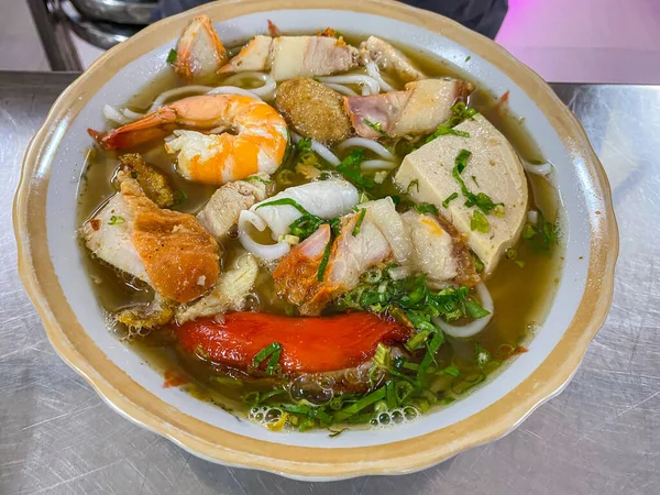 Tigela de sopa de macarrão de frutos do mar vietnamita colorido e delicioso — Fotografia de Stock