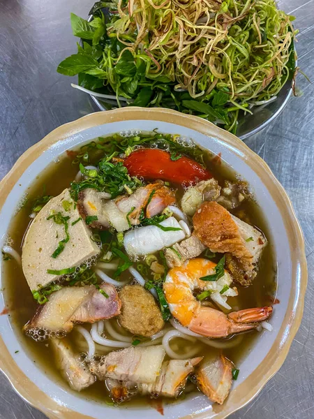 おいしいベトナムの魚介麺スープの垂直写真 — ストック写真