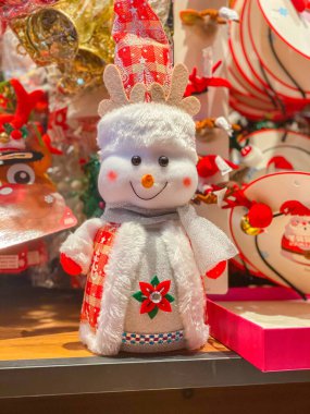 Noel süsleme dükkanındaki tatlı bebek kardan adam.