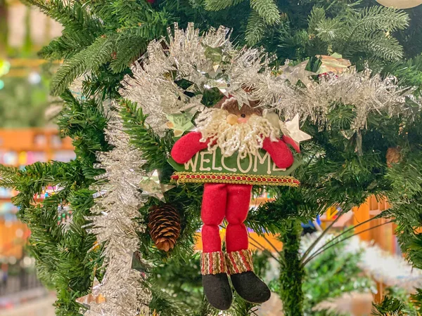 Mikulás dekoráció a gyönyörű karácsonyi boltban — Stock Fotó