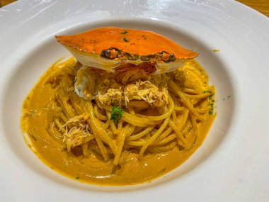 Lezzetli kıymalı yengeç eti ve çedar peynirli spagetti. 