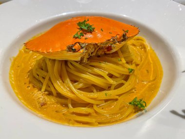 Çedar peyniri soslu lezzetli yengeç spagettisi 