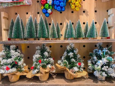 Küçük Noel ağaçları ve mağazada satılık renkli mücevherler.