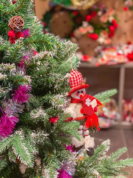 Lenyűgöző díszített karácsonyfa dísz üzlet — Stock Fotó