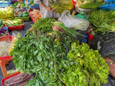 Asya açık hava pazarında satılık sebze çeşitleri