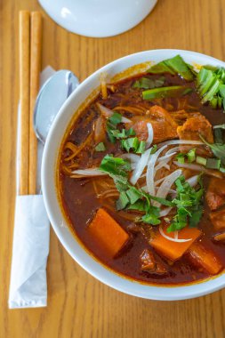 Haşlanmış sığır eti ve havucun dikey üst görünümü 