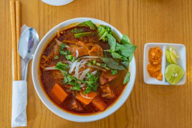 Bir kase lezzetli Bo Kho - Vietnam usulü haşlanmış sığır etli erişte