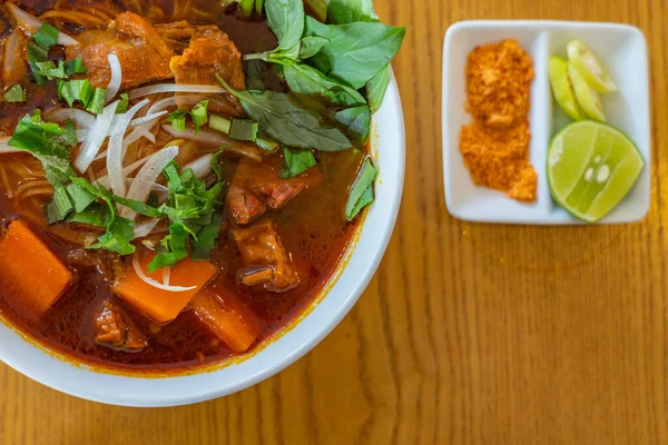 ベトナムの煮込み牛肉麺のトップビュー- Bo Kho — ストック写真