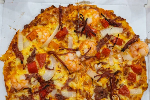 Вкусная морепродукты пицца и сыр подаются в магазине быстрого питания — стоковое фото