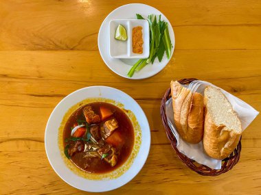 Vietnam usulü biftek ve havuç ekmekli baget. 