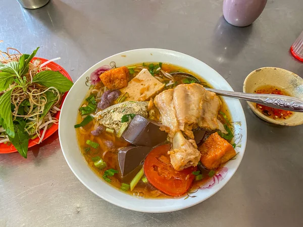 Macarrão Bun Rieu servido no mercado de comida de rua no Vietnã — Fotografia de Stock