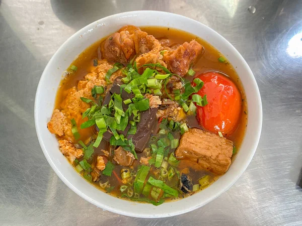 Cuenco de delicioso cangrejo vietnamita con fideos de arroz - Bun Rieu —  Fotos de Stock