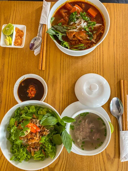 フォーヌードルとボホーで提供されるおいしいベトナム料理 — ストック写真
