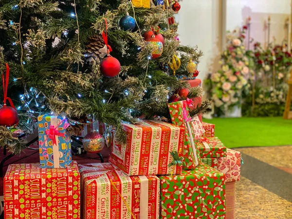 Ajándék dobozok alatt gyönyörűen díszített karácsonyfa — Stock Fotó