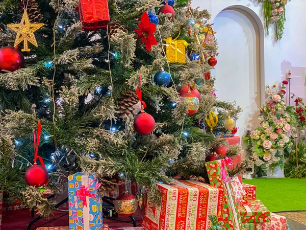 Ohromující vánoční stromeček a barevné dárkové krabice — Stock fotografie