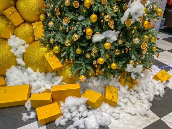 Lenyűgöző mesterséges karácsonyfa díszített arany színű baubles — Stock Fotó