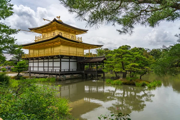 Het Gouden Paviljoen in Kinkakuji Tempel, Japan — Stockfoto