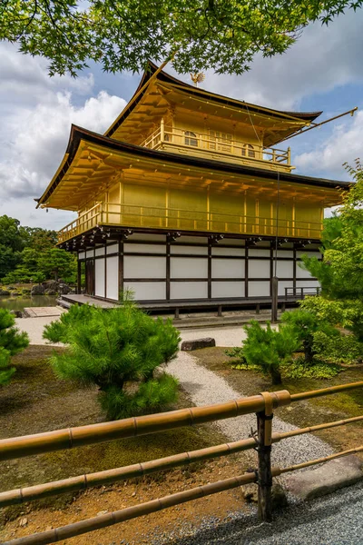 Verticale foto van Gouden Paviljoen bij Kinkakuji Temple — Stockfoto