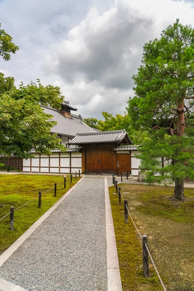 Verticale foto van woonruimte in Kuri Hall, Kinkakuji Tempel — Stockfoto