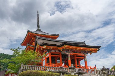 Kiyomizu dera tapınağı, Kyoto Japonya 'nın ünlü manzarası.