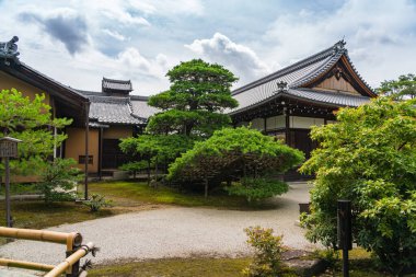 Japonya 'daki Kinkakuji Tapınağı' nda, Kuri Malikanesi 'nde yaşıyor.