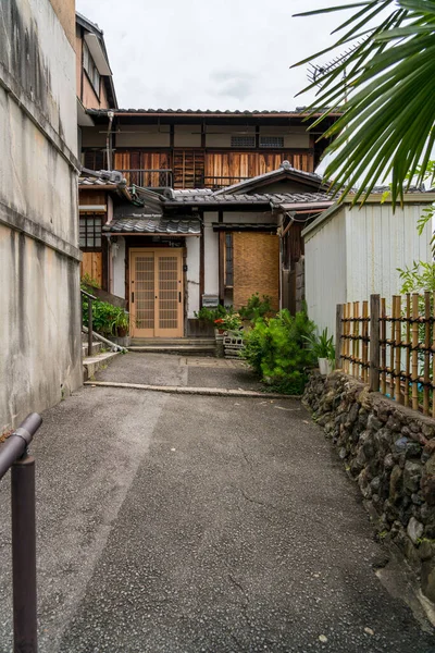 京都の古い建築物のある家の垂直写真 — ストック写真