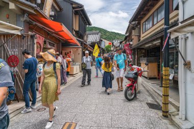 Kyoto, Japonya - 3 Temmuz 2018: Kiyomizu dera tapınağında turist kalabalığı 