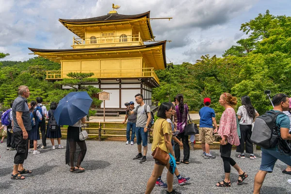 Kyoto, Japan - 3 juli 2018: Toeristen in het Gouden Paviljoen, Kinkakuji tempel — Stockfoto