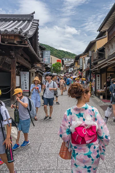 Kyoto, Japan - 3 juli 2018: Toeristenmenigte in Kiyomizu dera tempel — Stockfoto