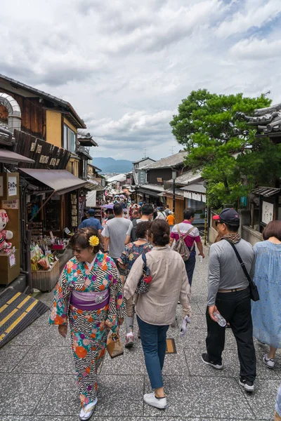 Kyoto, Japon - 3 juillet 2018 : Une foule de touristes au temple Kiyomizu dera — Photo