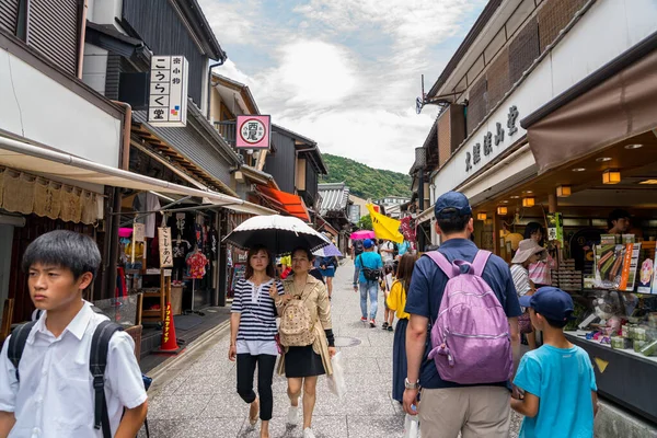 Kyoto, Japon - 3 juillet 2018 : Une foule de touristes au temple Kiyomizu dera — Photo