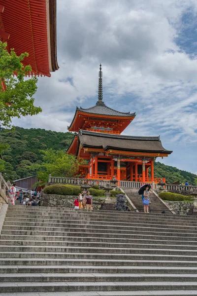 Kyoto, Japan - 3 juli 2018: Kiyomizu dera tempel, beroemde bezienswaardigheid — Stockfoto