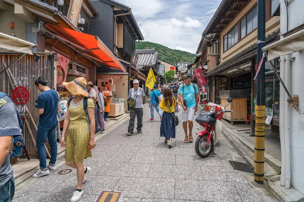 Kyoto, Japon - 3 juillet 2018 : Une foule de touristes au temple Kiyomizu dera — Photo