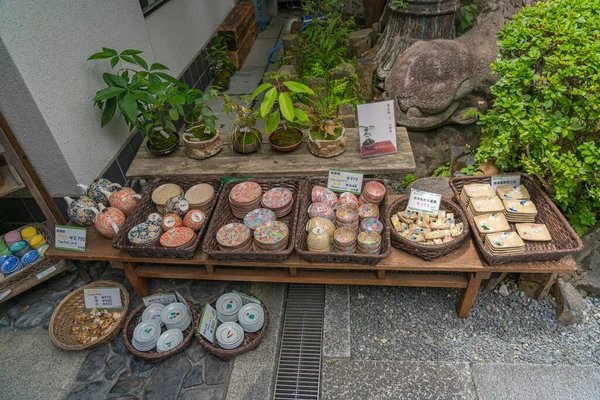 Kyoto, Japón - 3 de julio de 2018: recuerdo hecho a mano para la venta en el templo Kiyomizu-dera — Foto de Stock