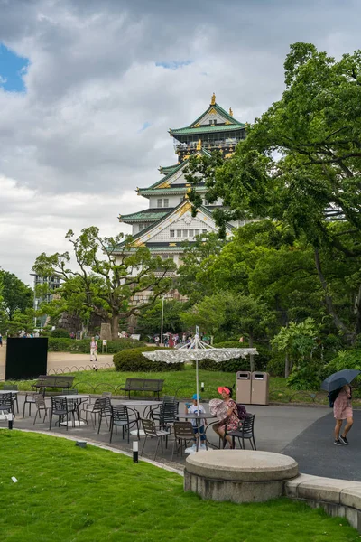 2 juli 2018, Osaka - Japan: verticale foto van het prachtige kasteel van Osaka — Stockfoto