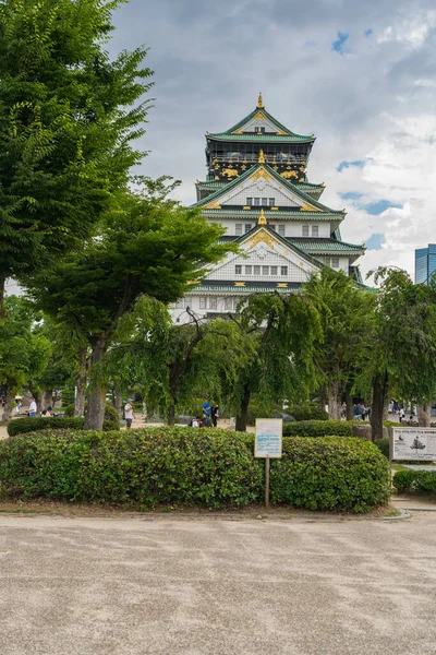 2 juli 2018, Osaka - Japan: verticale foto van het prachtige kasteel van Osaka — Stockfoto