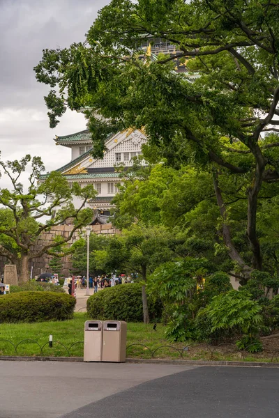 2 juli 2018, Osaka - Japan: verticale foto van het prachtige kasteel van Osaka — Stockfoto