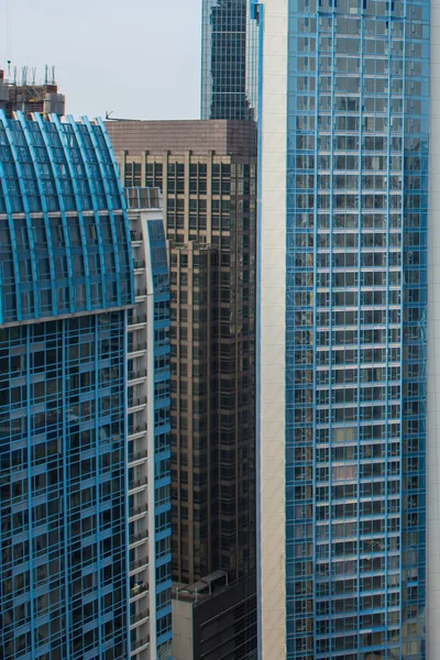Vertikale Aufnahme eines Hochhauses oder Wolkenkratzers in Großstädten — Stockfoto