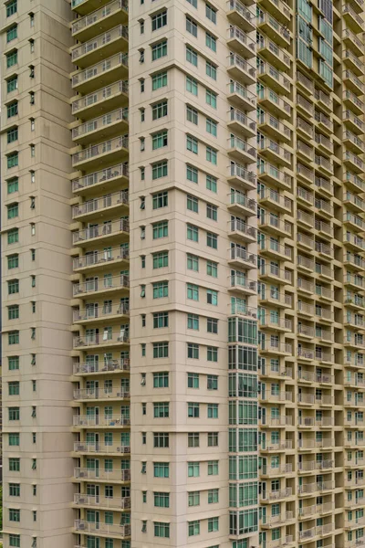 Büyük şehirdeki apartman dairesinin dikey fotoğrafı.
