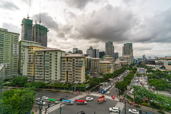 5 Ağustos 2018 - Bonifacio Global City, Taguig, Metro Manila 'da yüksek binalar ve trafik — Stok fotoğraf
