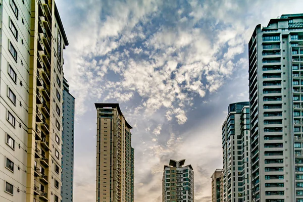 Драматическое небо в Бонифачо Глобал Сити, Метро Манила — стоковое фото