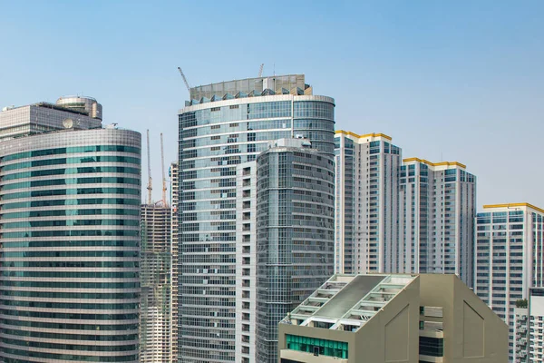 Edificios modernos y rascacielos en el centro de negocios Makati ciudad — Foto de Stock