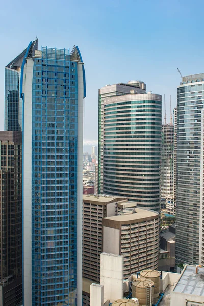 Foto vertical de edificio moderno o rascacielos en las grandes ciudades — Foto de Stock