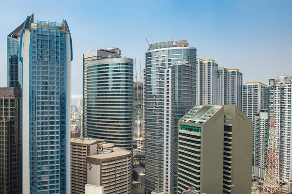 Edificios modernos en el centro de negocios Makati, Filipinas — Foto de Stock