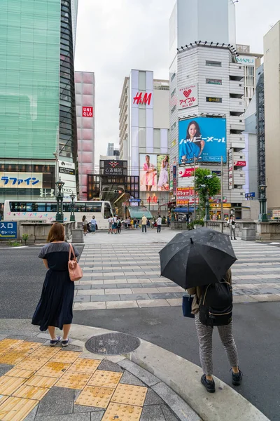 2 juillet 2018, Osaka - Japon : photo verticale de la rue commerçante Shinsaibashi Suji — Photo