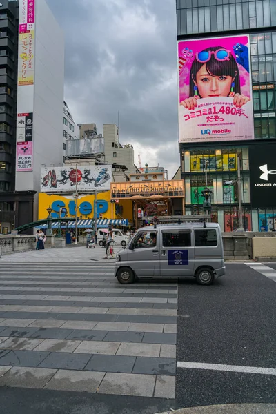 2 Červenec 2018, Osaka - Japonsko: nároží nákupní ulice Shinsaibashi Suji — Stock fotografie