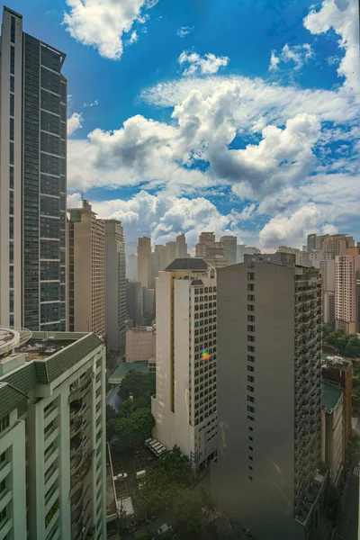 Edificio de oficinas alto y moderno en el distrito financiero — Foto de Stock