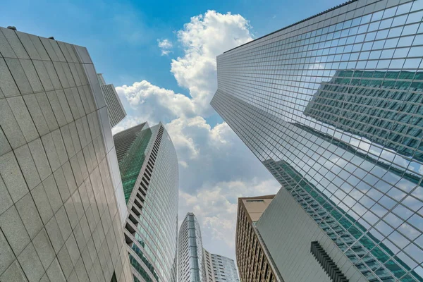 Barrio financiero en la ciudad moderna con rascacielos y edificio de oficinas — Foto de Stock