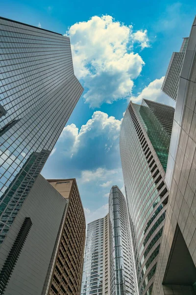 Foto vertical de rascacielos financieros y edificio de oficinas — Foto de Stock